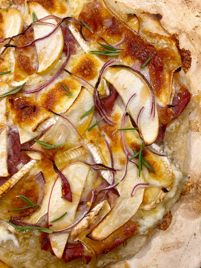 crispy pizza with brie cheese, apples and prosciutto 